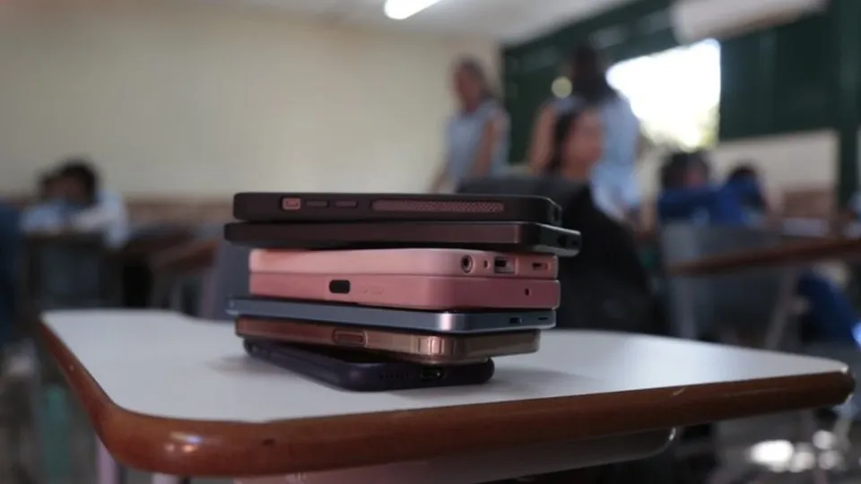 Avanço da restrição a celulares nas escolas enfrenta desafios significativos