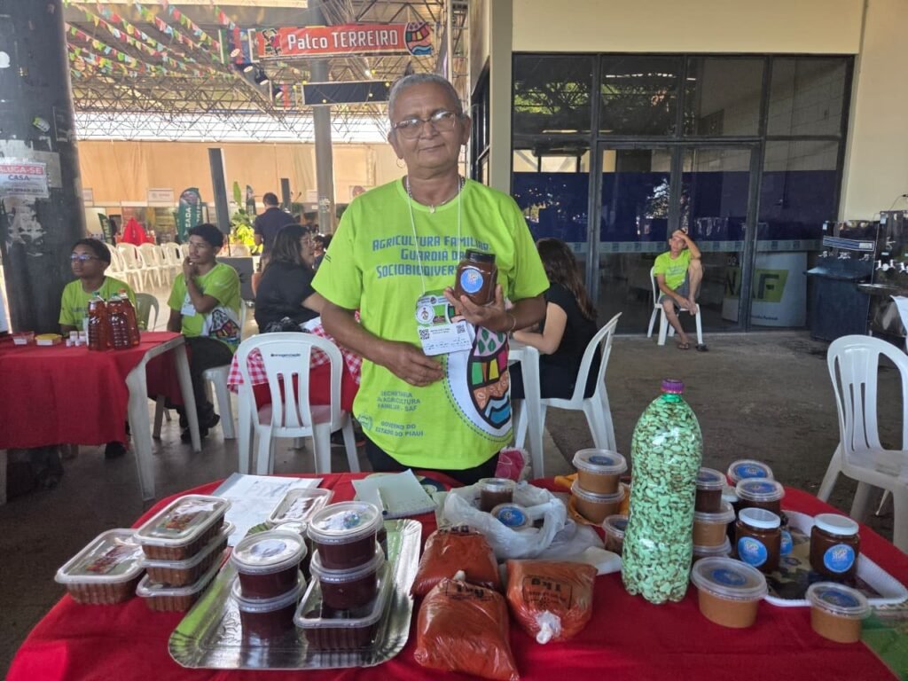 Doce de fava impulsiona renda de quebradeira de coco no Piauí