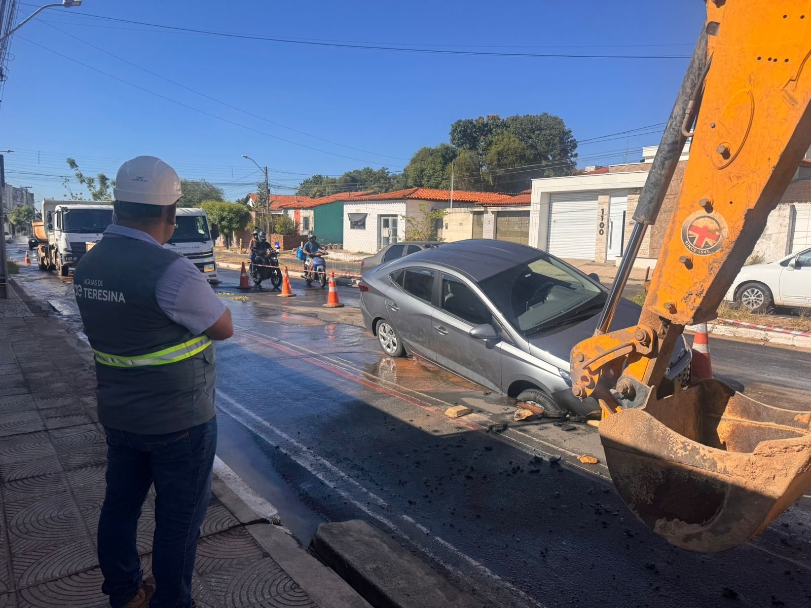 Carro afunda em buraco na Avenida Odilon Araújo em Teresina