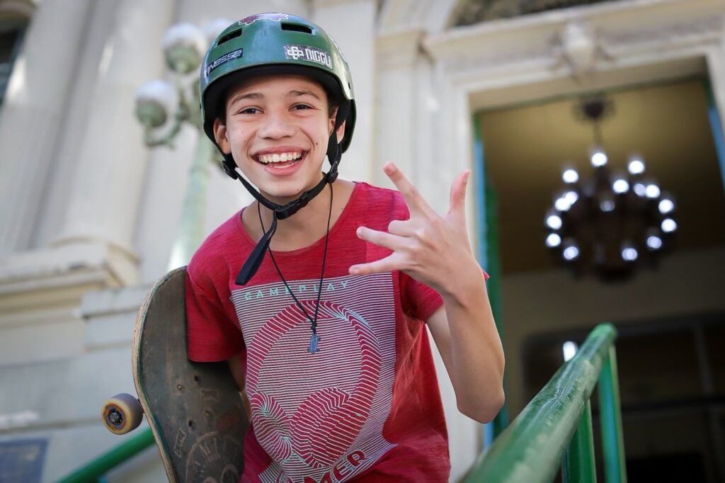 Skatista de 13 anos se encontra com prefeito após vídeo sobre praça em Teresina