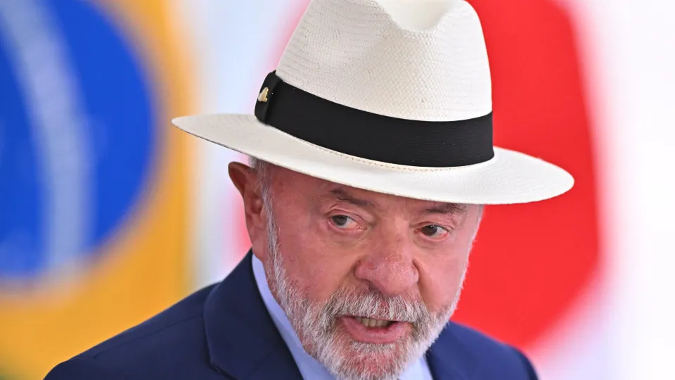 Lula faz gesto polêmico e critica desigualdade em evento do governo