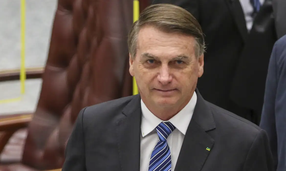 Bolsonaro permanece em prisão domiciliar após decisão de Alexandre de Moraes