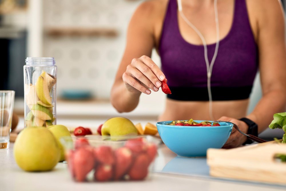 Bulking e cutting: entenda os riscos e benefícios dessa estratégia alimentar