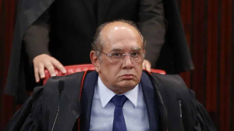 Gilmar Mendes restabelece aposentadoria especial do ex-governador Requião