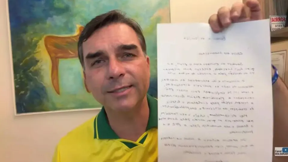 Flávio Bolsonaro lê carta de Jair Bolsonaro em live e pede união política