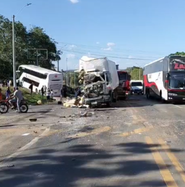 Colisão entre ônibus e caminhão na Br-343 em Água Branca deixa três feridos