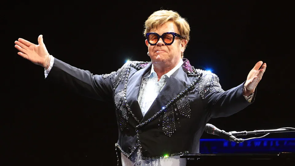 Elton John encerra apoio financeiro a príncipe Harry após pedidos insistentes
