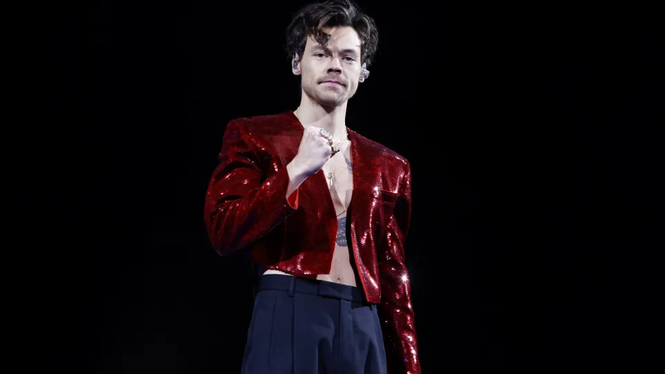 Harry Styles adota visual 'uncool' e se despede da extravagância em nova fase