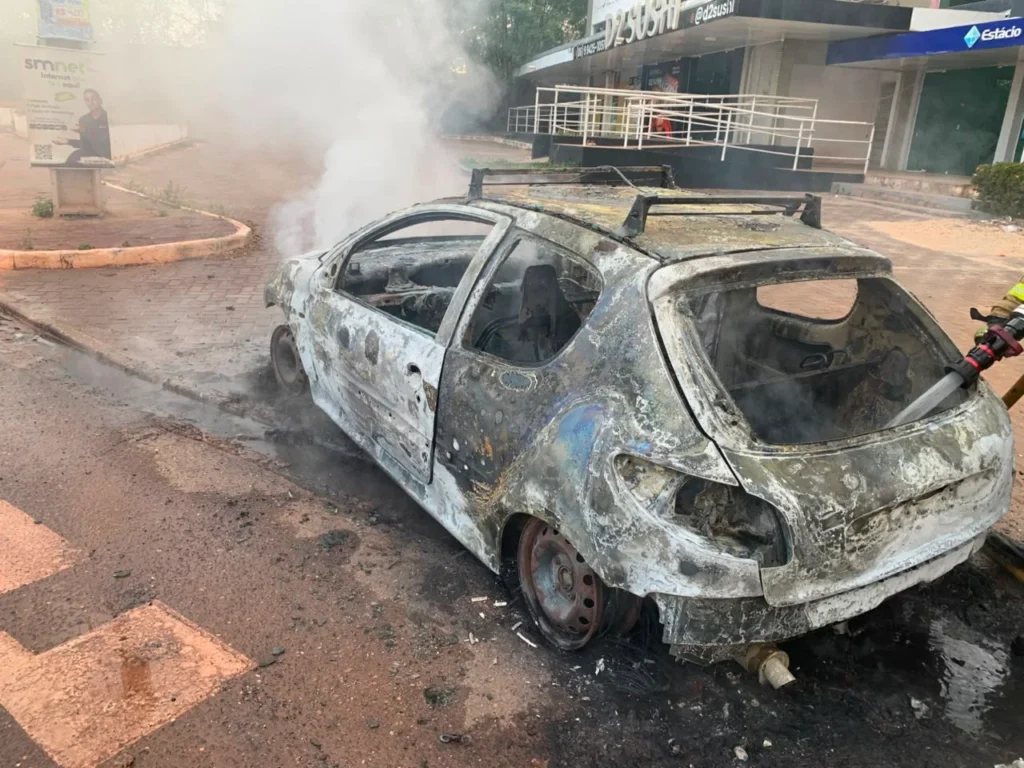 Carro pega fogo na zona Leste de Teresina em terceiro incidente em 24 horas