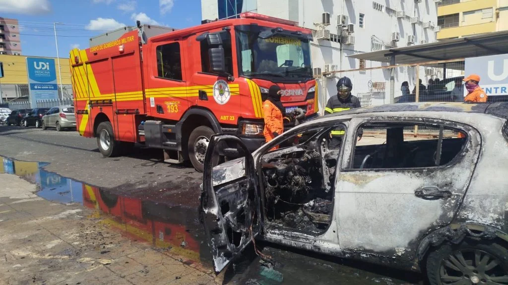 Carro pega fogo no Centro de Teresina em menos de 24 horas