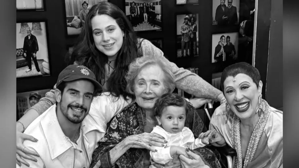 Cláudia Raia homenageia Laura Cardoso e Glória Menezes após falecimento