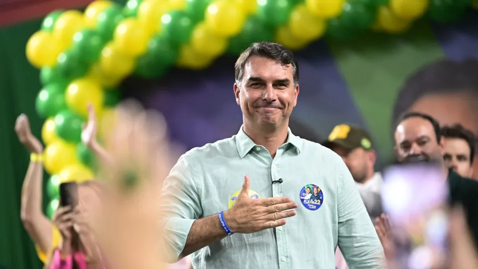 Flávio Bolsonaro considera caso Dark Horse como 'página virada'