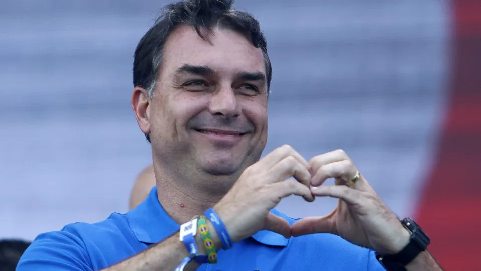 Flávio Bolsonaro enfrenta rejeição do centrão e aponta governo Lula como culpado