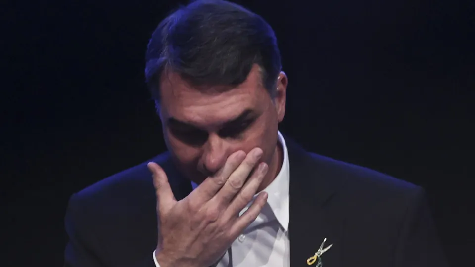 Flávio Bolsonaro escreve carta emocionante a Jair Bolsonaro e critica proibição de visita no Dia dos Pais
