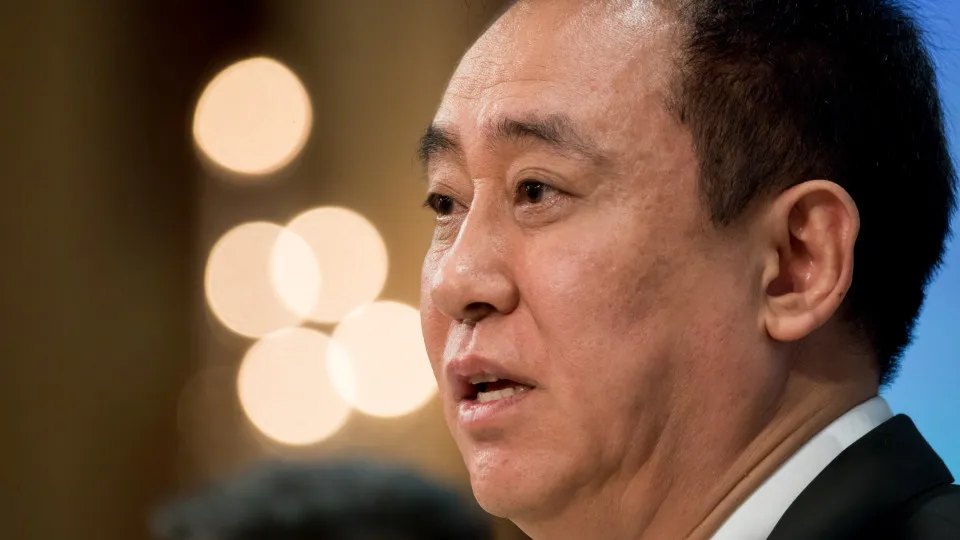 Fundador da Evergrande é condenado à prisão perpétua por fraude na China