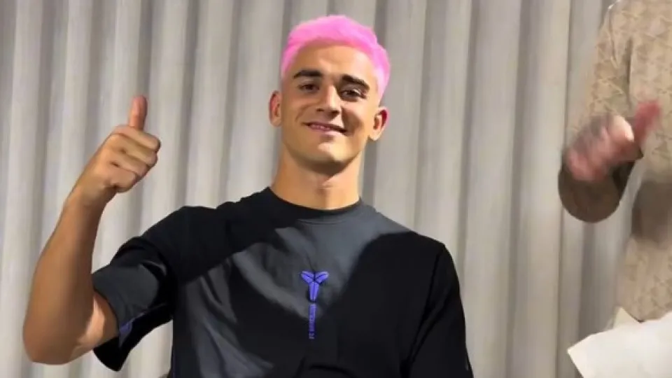 Gavi pinta cabelo de rosa em celebração ao título da Espanha na Copa do Mundo
