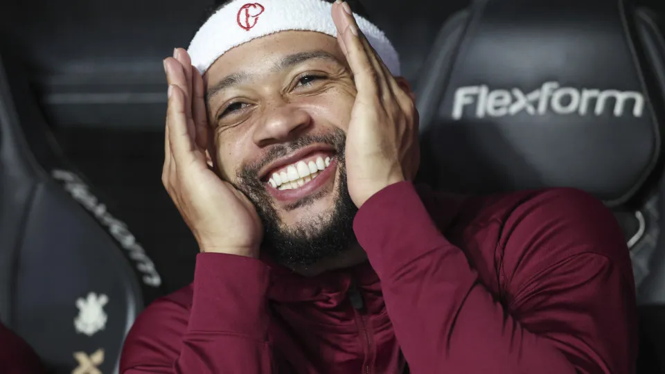 Memphis Depay chega ao Corinthians para finalizar renovação de contrato