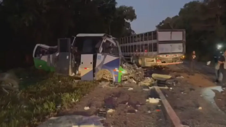 Motorista de micro-ônibus que morreu em acidente no Paraná era pai de dois filhos e goleiro amador