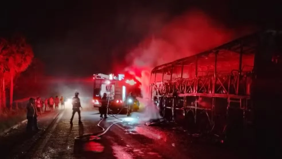 Ônibus de turismo é consumido por incêndio na Br-343, no Piauí