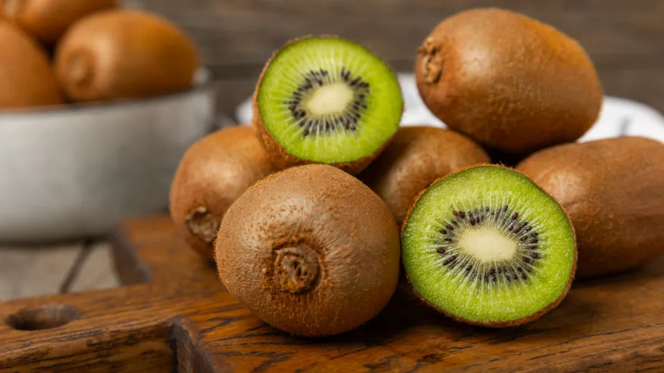 Os benefícios surpreendentes de comer kiwi com casca