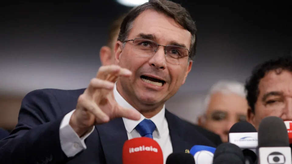Flávio Bolsonaro: Revelações sobre Rolex, festas e lobby com Kassio