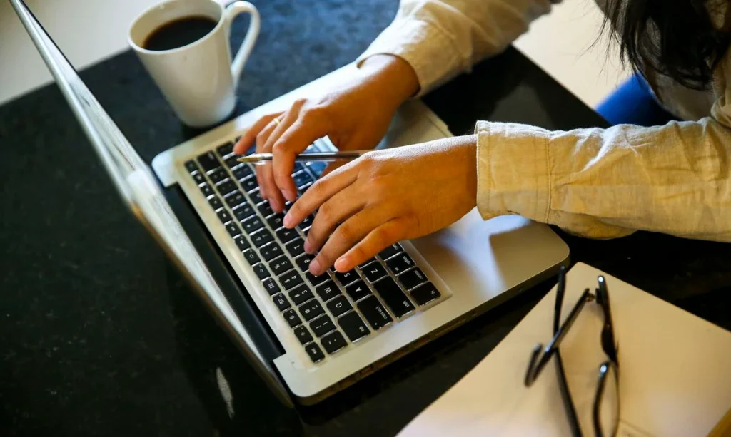 Home office se torna parte da rotina no Brasil, mas enfrenta desafios após a pandemia