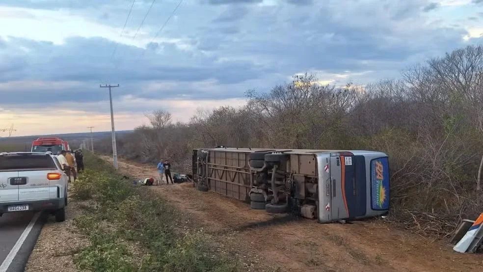 Acidente com ônibus deixa uma pessoa ferida em São João do Piauí