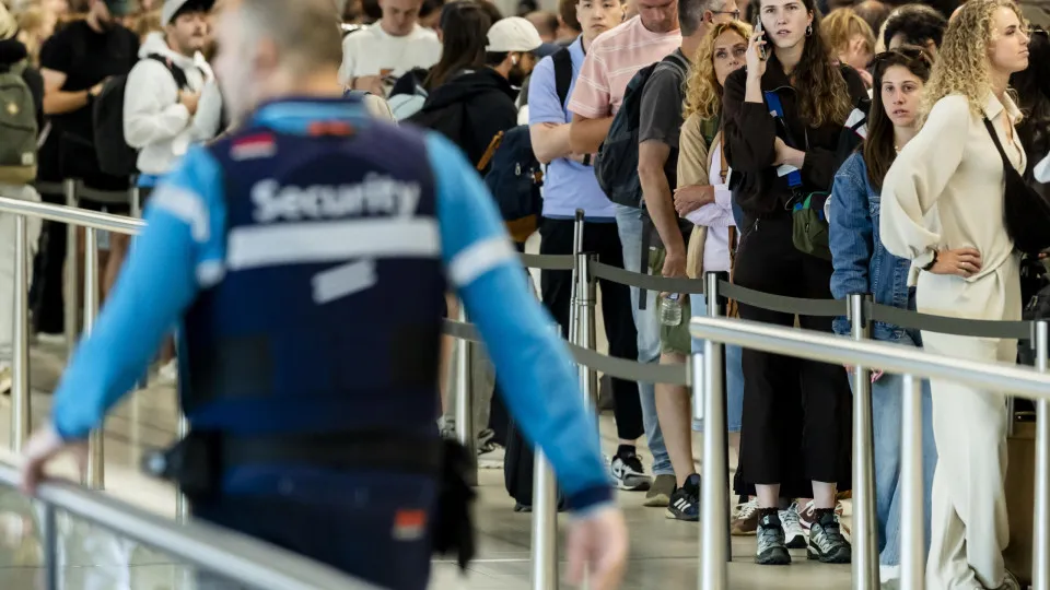 Aeroporto de Amsterdã cancela voos devido à tempestade Boelo