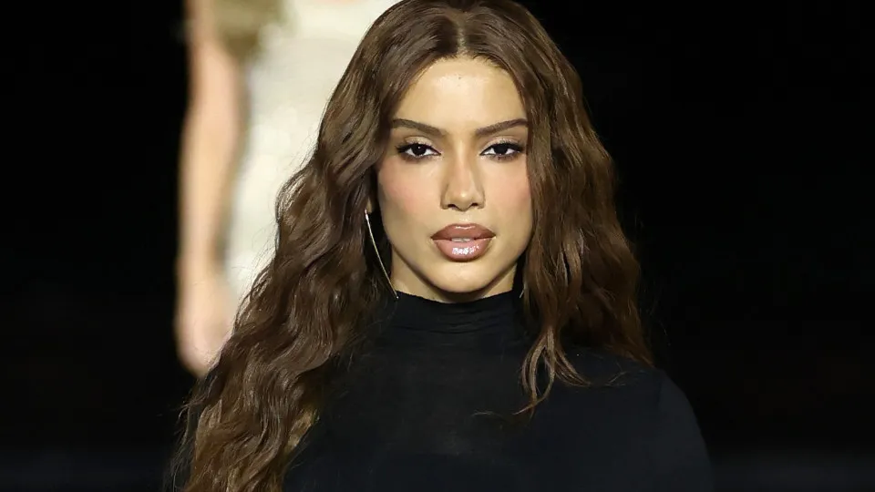 Anitta ironiza carta de Flávio Bolsonaro com humor sobre celulite