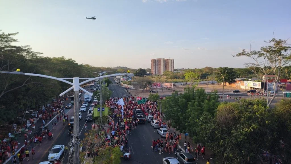 Apoiadores de Lula realizam passeata na zona Leste de Teresina