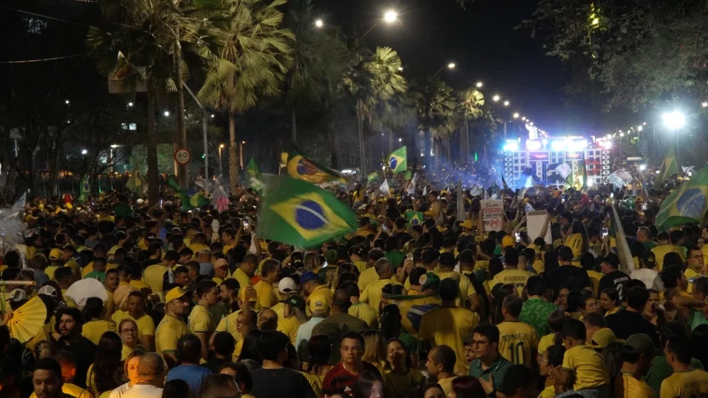 Apoio a Flávio Bolsonaro mobiliza manifestantes em Teresina