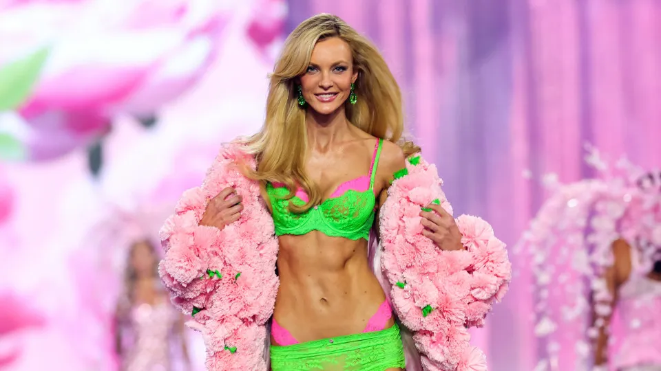 Carol Trentini retorna ao Victoria's Secret Fashion Show após 17 anos
