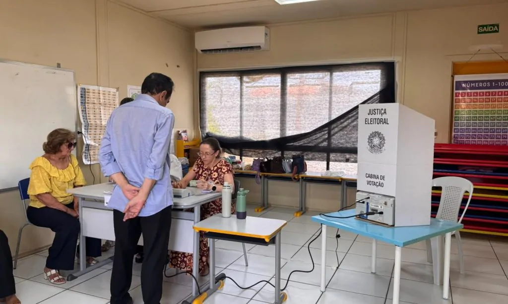 Elizeu Aguiar vota em Teresina durante as eleições de 2026