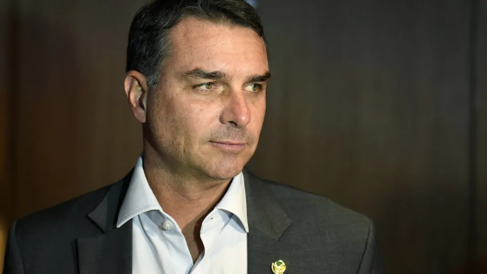 Fim da escala 6x1 é aprovado; Flávio Bolsonaro propõe mudanças na legislação trabalhista