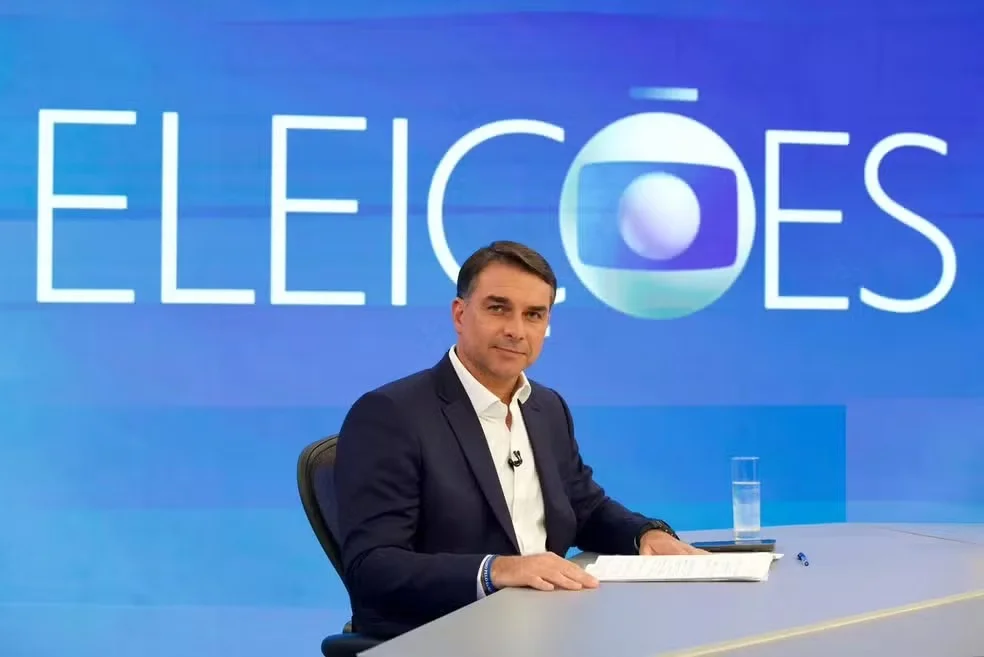 Flávio Bolsonaro é entrevistado pela TV Globo em meio à corrida eleitoral