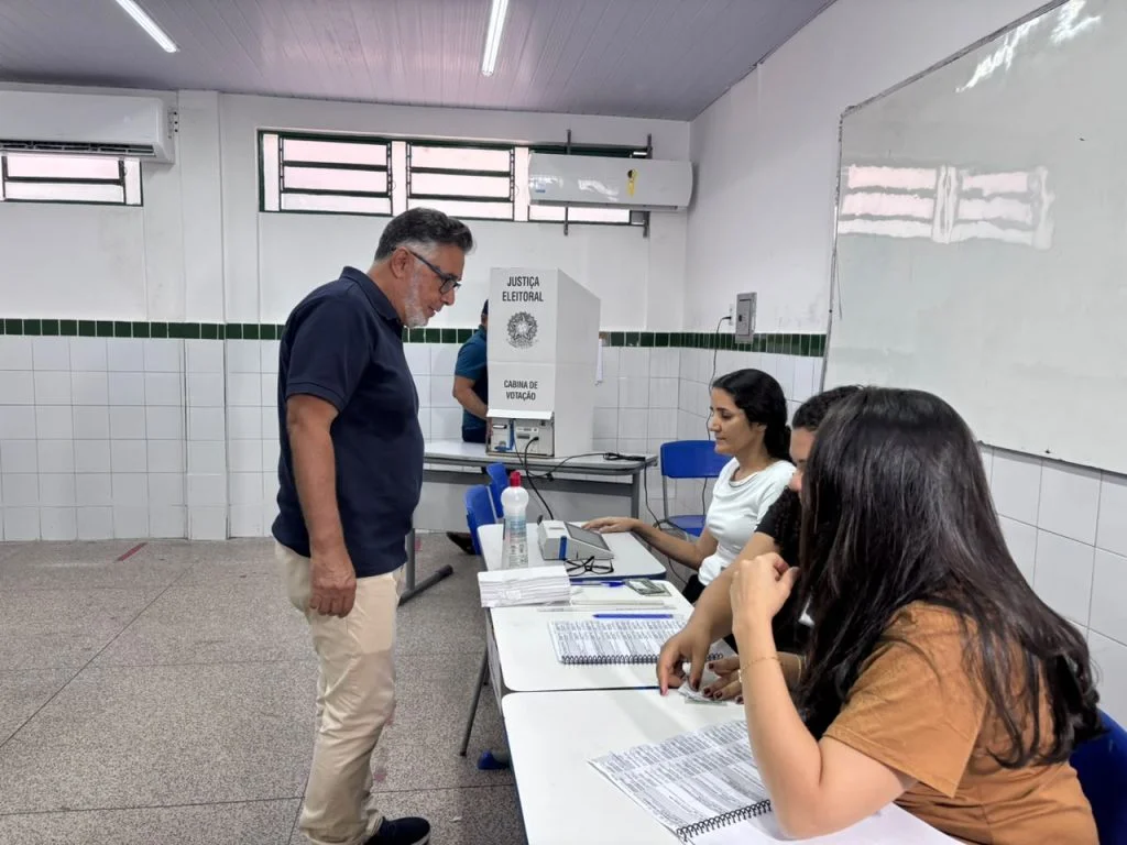 Geraldo Carvalho vota em Teresina nas eleições 2026