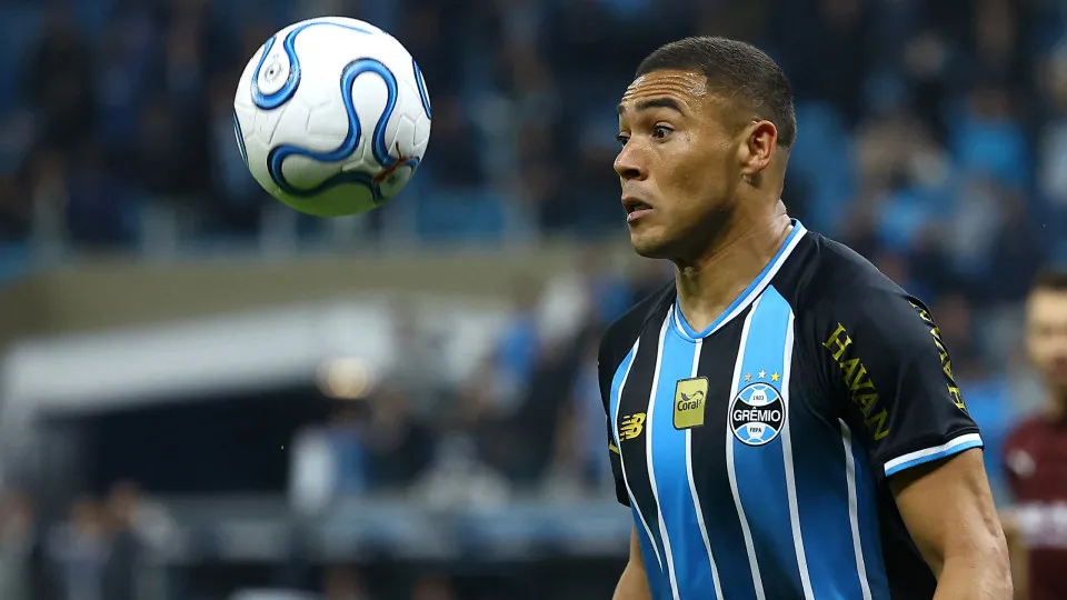 Grêmio vence Coritiba no fim e deixa Corinthians no Z4