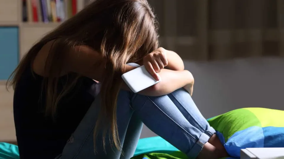 Identifique sinais de alerta para suicídio em crianças e adolescentes