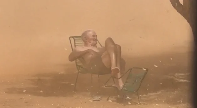 Idoso de 80 anos viraliza ao permanecer tranquilo em redemoinho de areia no Piauí