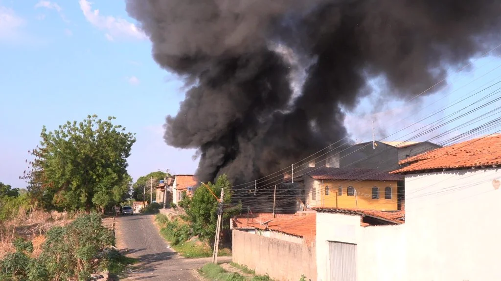 Incêndio consome oficina de refrigeração em Teresina enquanto proprietário estava fora