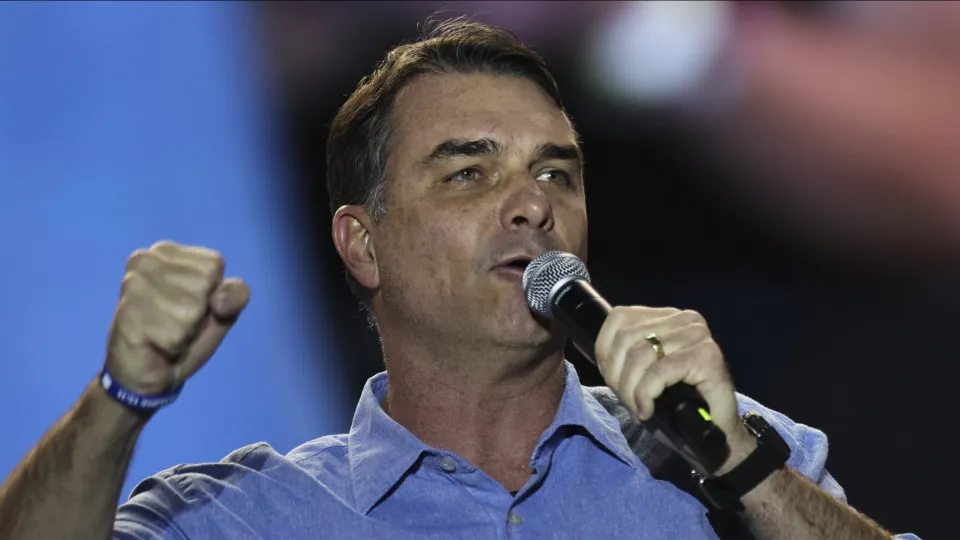 Investigação revela que advogado pagou voos de Flávio Bolsonaro na Europa