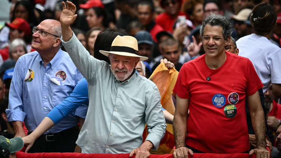 Lula vence em votação no exterior, superando Flávio Bolsonaro