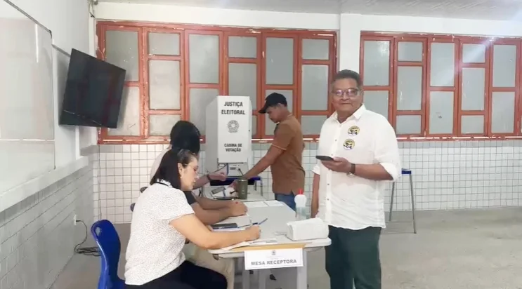 Professor Jurity vota em Parnaíba nas eleições de 2026