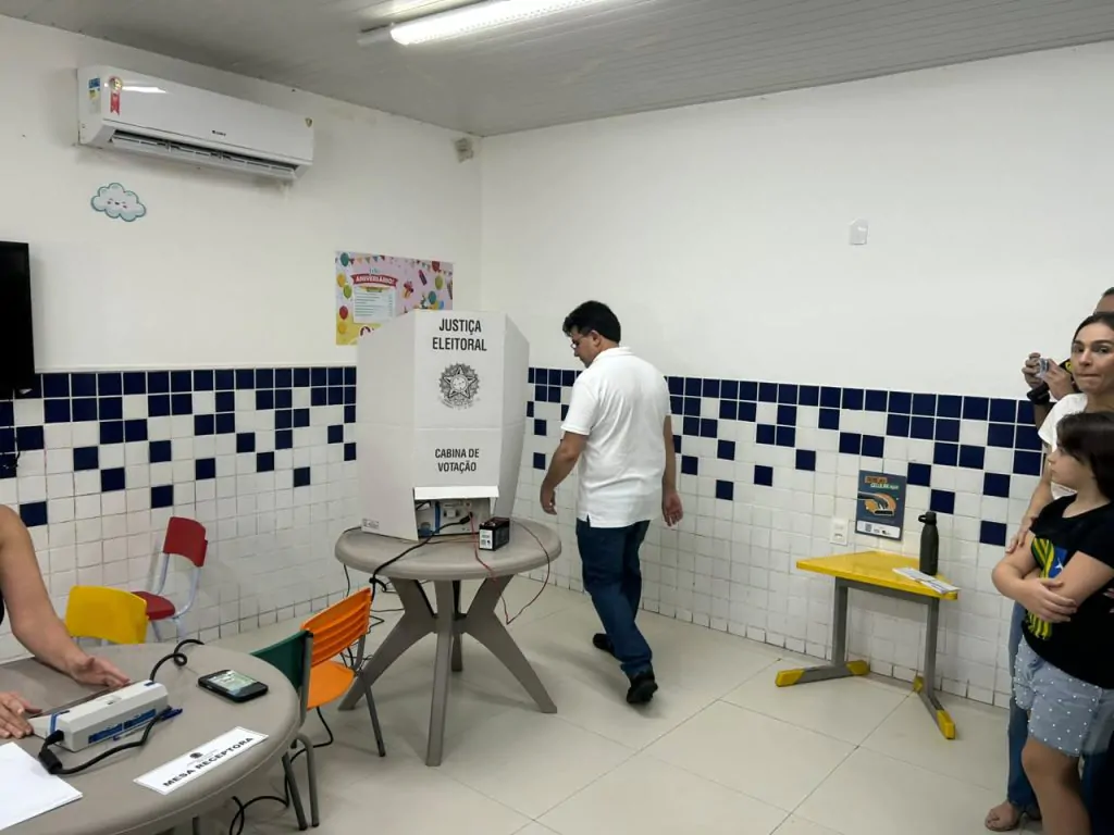 Rafael Fonteles vota em Teresina durante as eleições de 2026