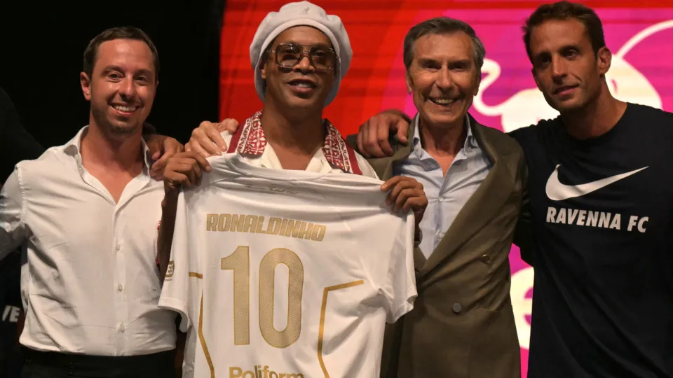 Ronaldinho Gaúcho retorna ao futebol após aposentadoria