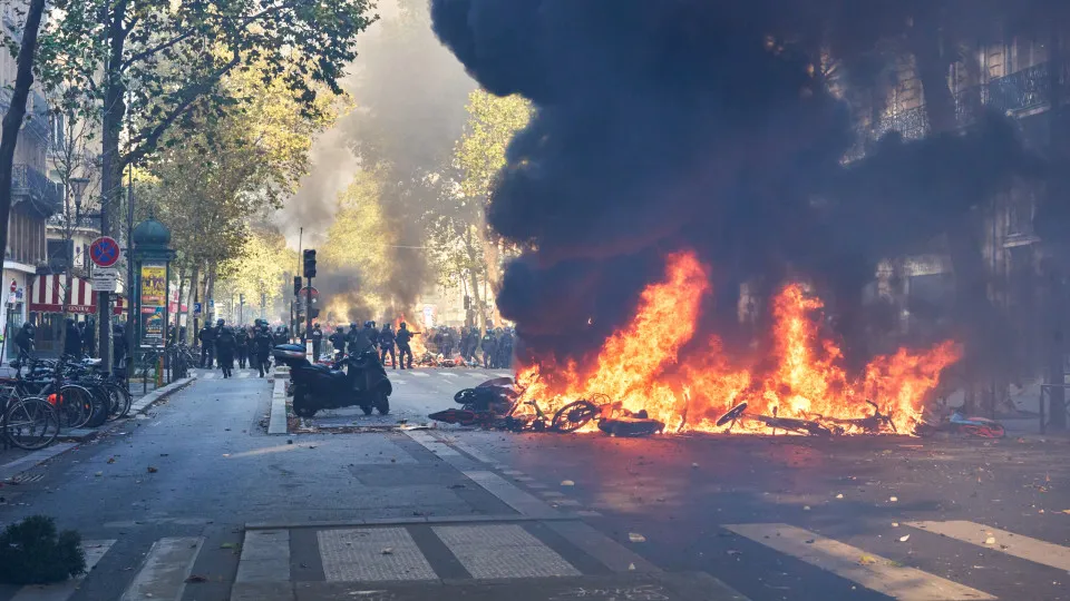 Toque de recolher em Paris é mantido pelo terceiro dia consecutivo
