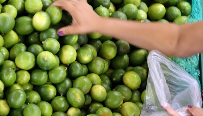 Consumidora em mercado em São Paulo (Foto: Paulo Whitaker/Reuters)