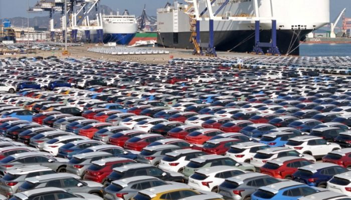Carros a serem exportados no porto de Yantai, China 10/01/2024. China Daily via REUTERS//File Photo