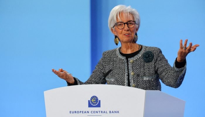 A presidente do Banco Central Europeu (BCE), Christine Lagarde, fala com a imprensa após a reuni...