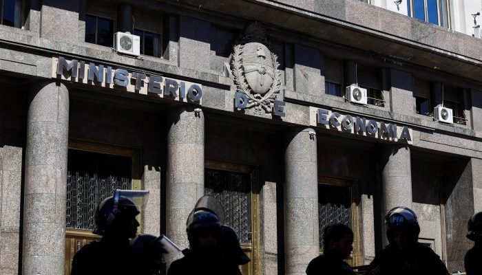 2025-03-17T165950Z_1_LYNXMPEL2G0QK_RTROPTP_4_ECONOMIA-ARGENTINA-SUPERAVIT.jpg